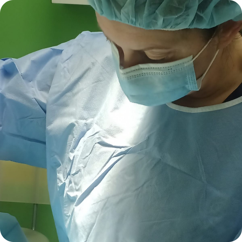 Un medico veterinario della Clinica Veterinaria Leonardo da Vinci con i vestiti da sala operatoria e la mascherina