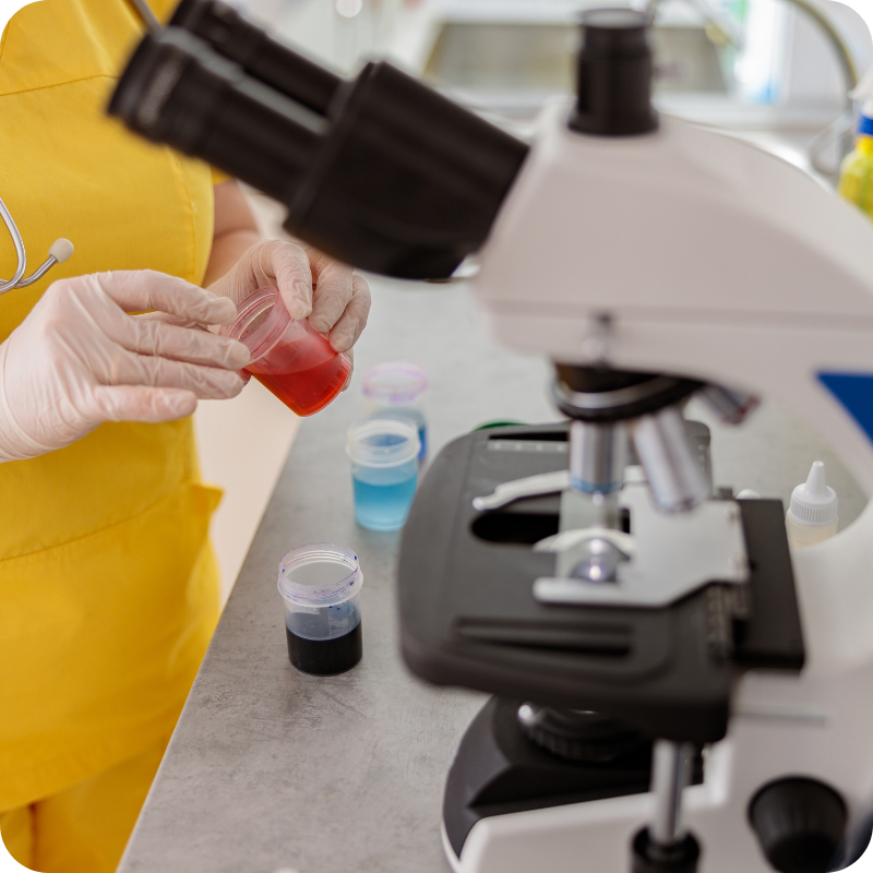 Laboratorio di analisi con un microscopio e delle provette